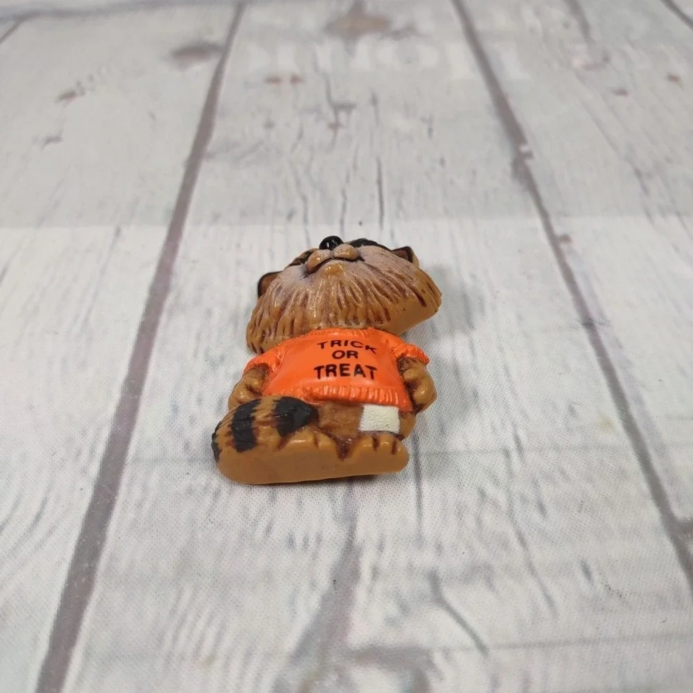 Vtg Hallmark Pin SHIRT TALES RICK RACCOON Trick Or Treat 1982 Brooch Halloween